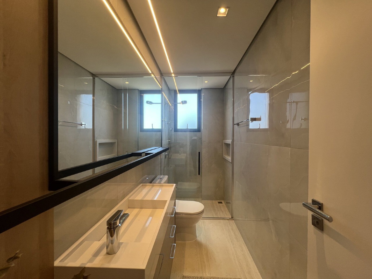 Apartamento à venda no Praia Brava: Banheiro da suíte no decorado, com box de vidro (imagem ilustrativa)
