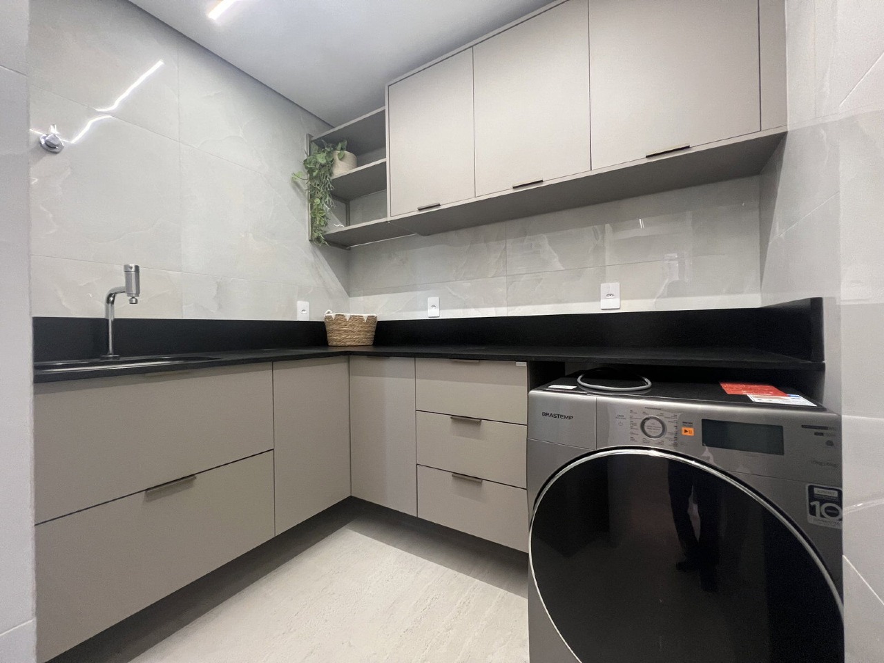 Apartamento à venda no Praia Brava: Lavanderia com armários e máquina de lavar no decorado (imagem ilustrativa)