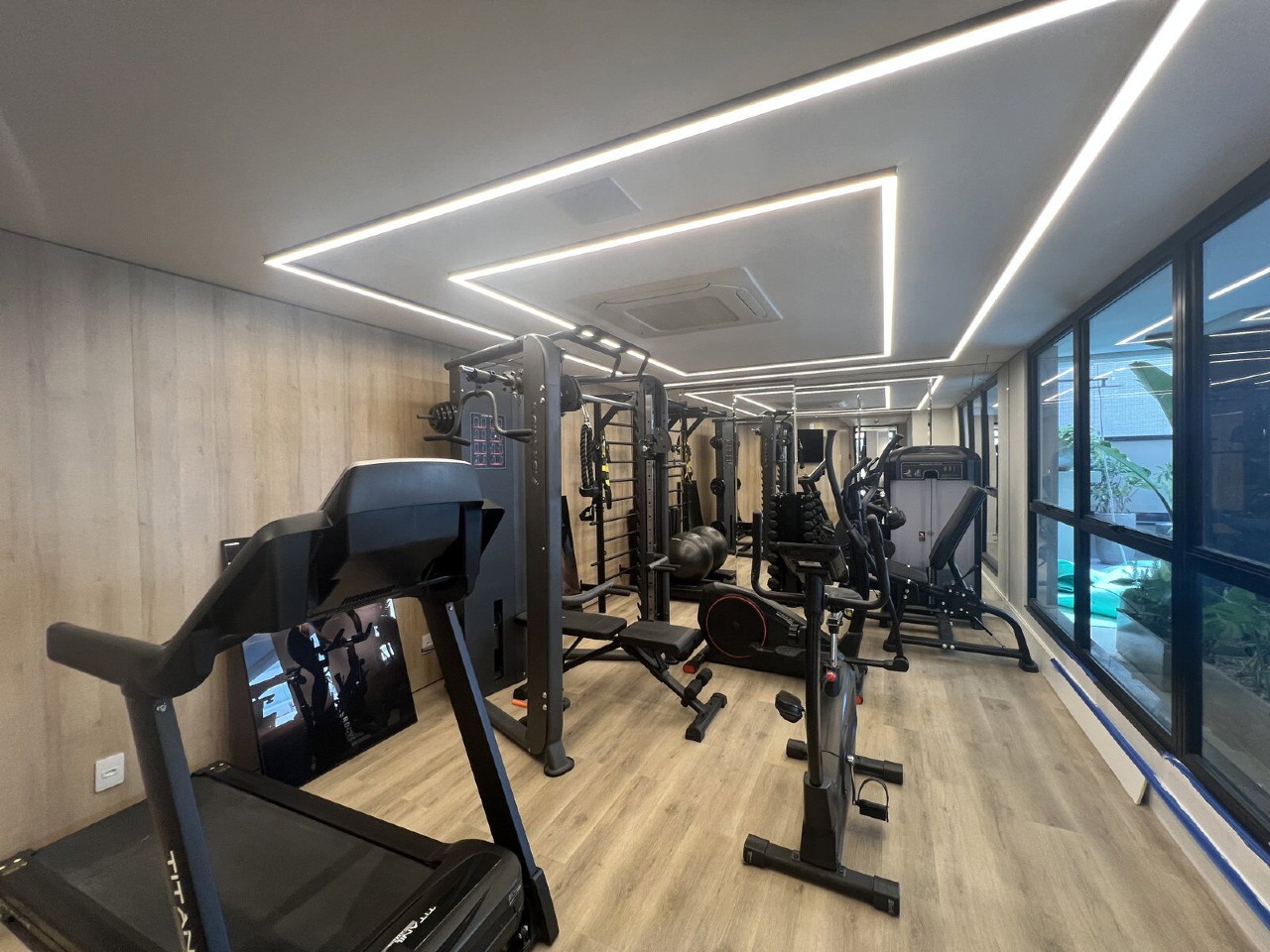 Apartamento à venda no Praia Brava: Academia com esteira e aparelhos de musculação