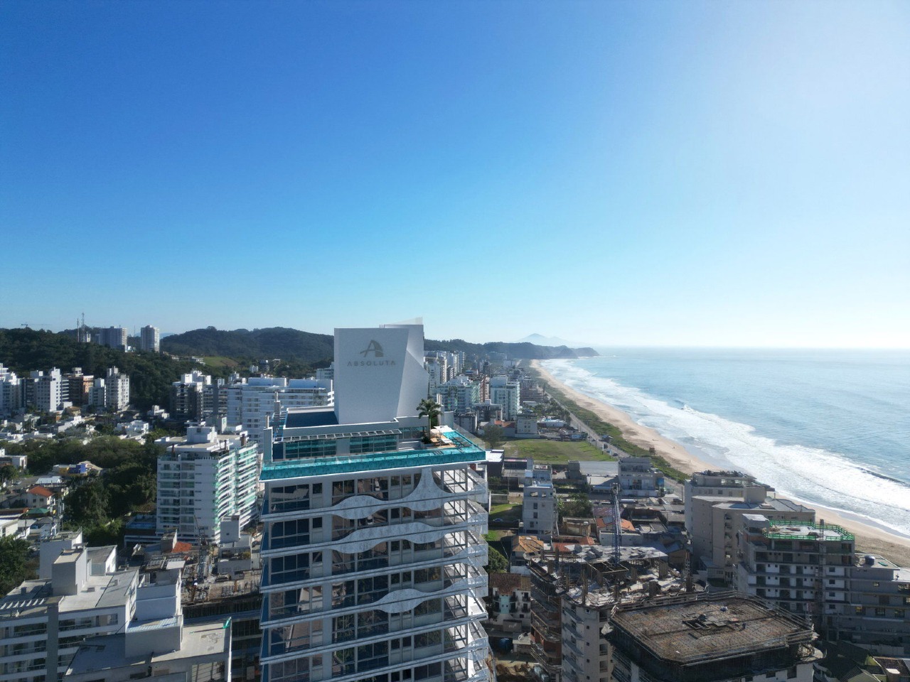 Apartamento à venda no Praia Brava: Vista aérea do Brava Lux com a orla da Praia Brava ao fundo (imagem ilustrativa)