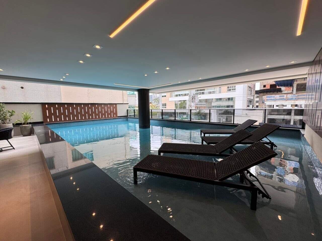 Apartamento à venda no Praia Brava: Piscina aquecida com espreguiçadeiras no mezanino do Brava Vel
