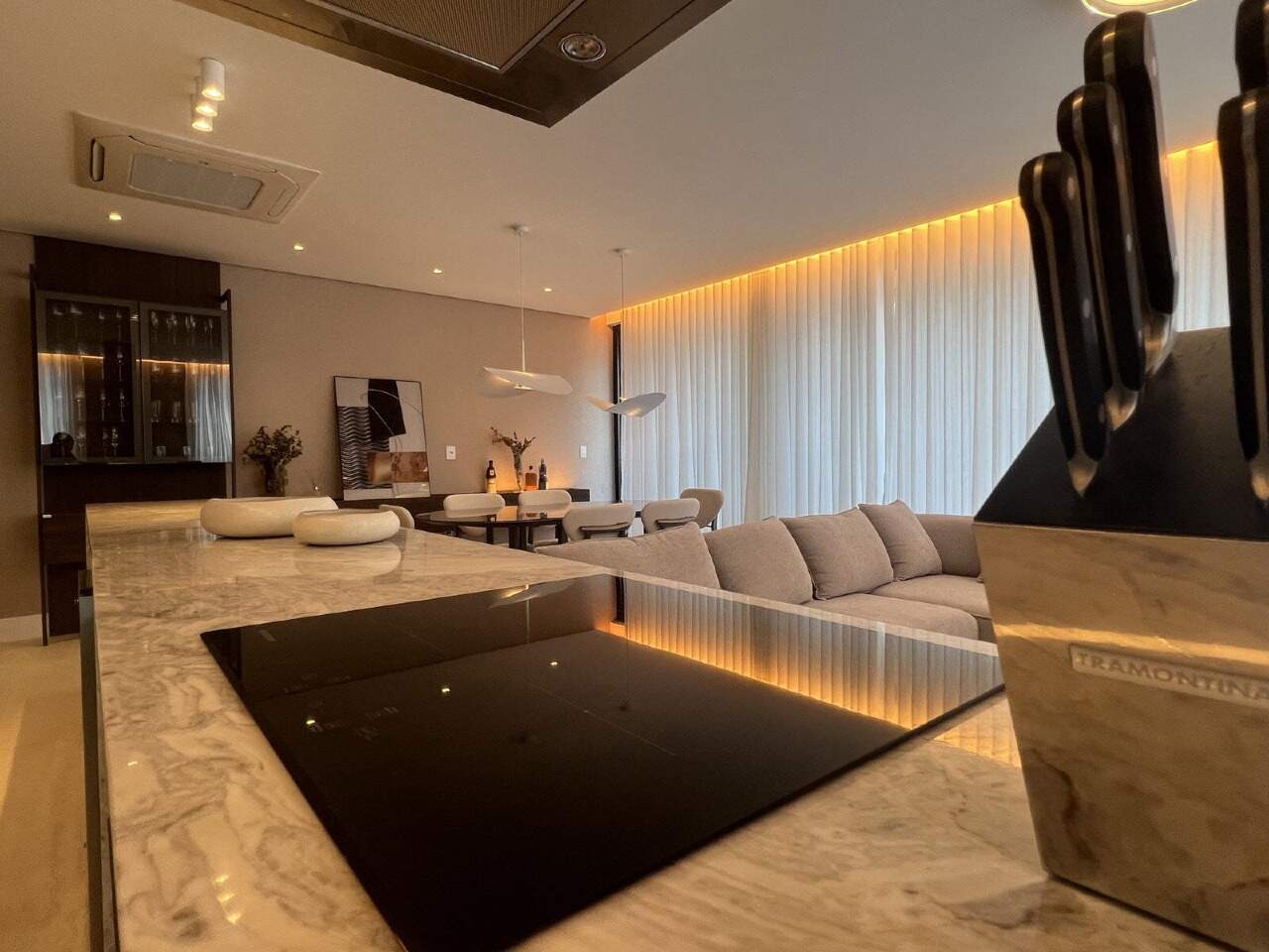 Apartamento à venda no Praia Brava: Cozinha com ilha e cooktop no decorado (imagem ilustrativa)