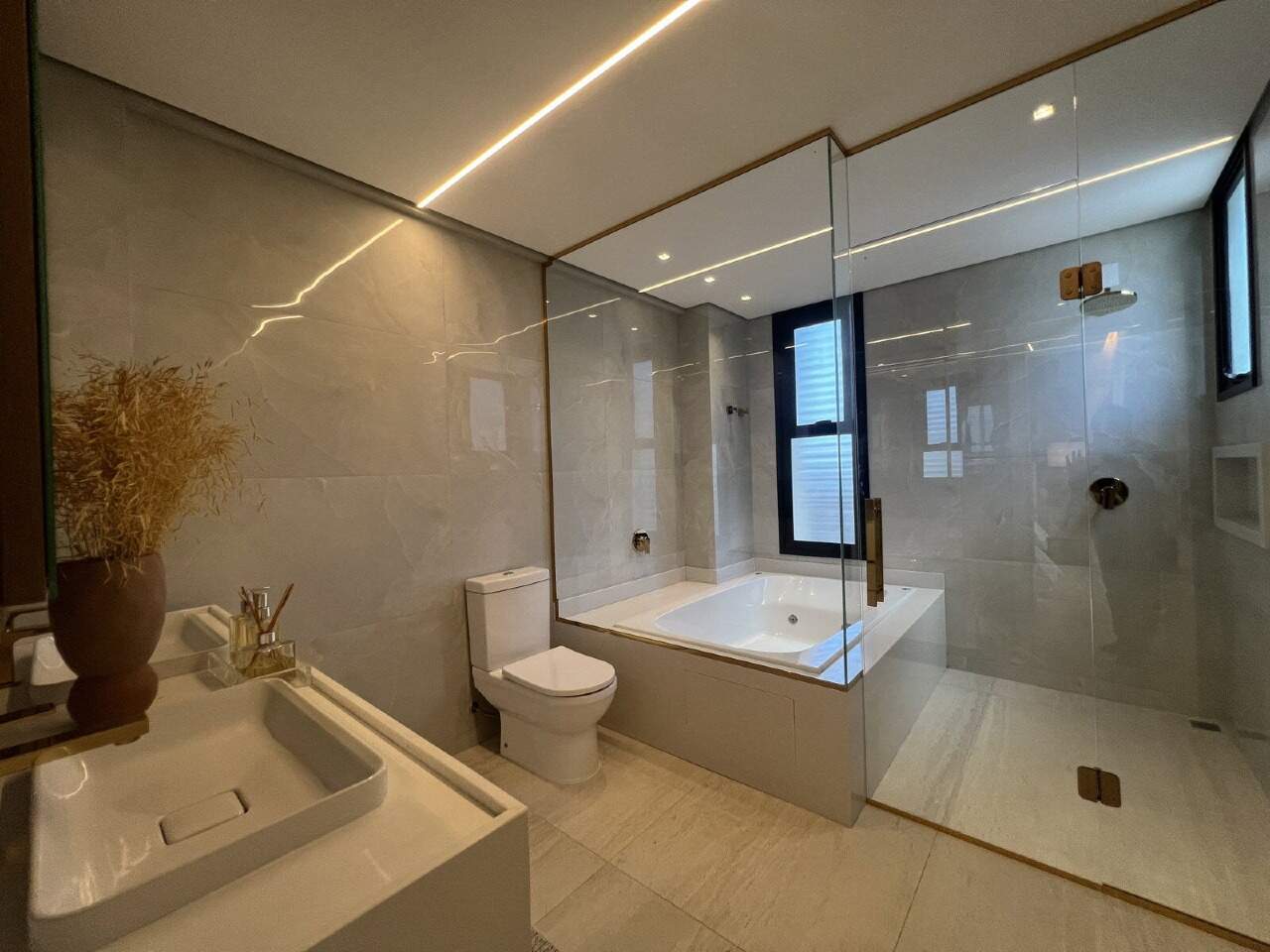 Apartamento à venda no Praia Brava: Banheiro do decorado com banheira e box (imagem ilustrativa)
