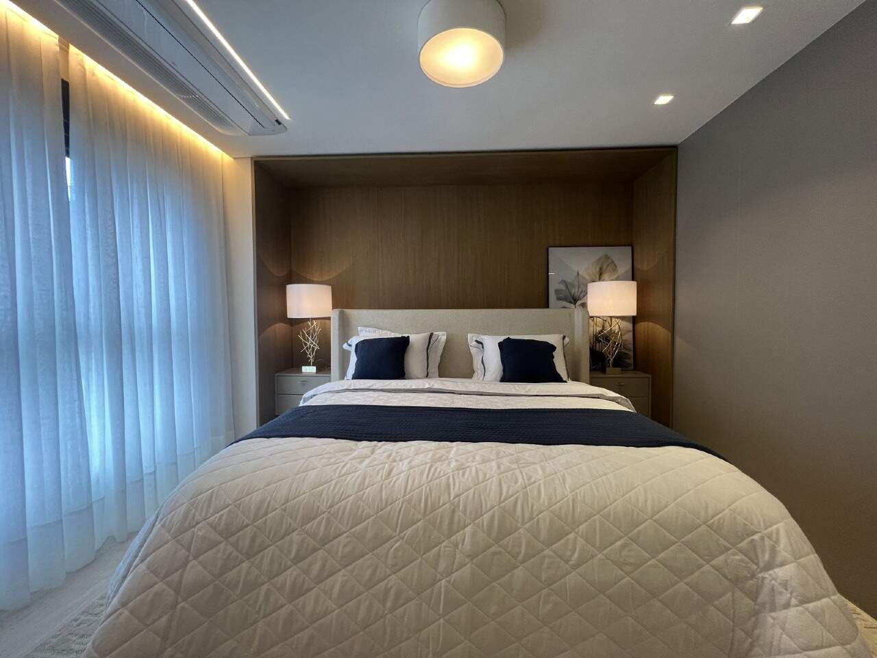 Apartamento à venda no Praia Brava: Suíte do decorado com cama de casal (imagem ilustrativa)