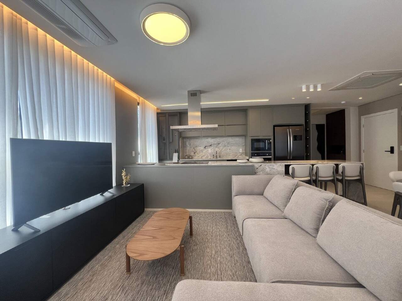Apartamento à venda no Praia Brava: Living do decorado com sofá e TV, outra unidade (imagem ilustrativa)