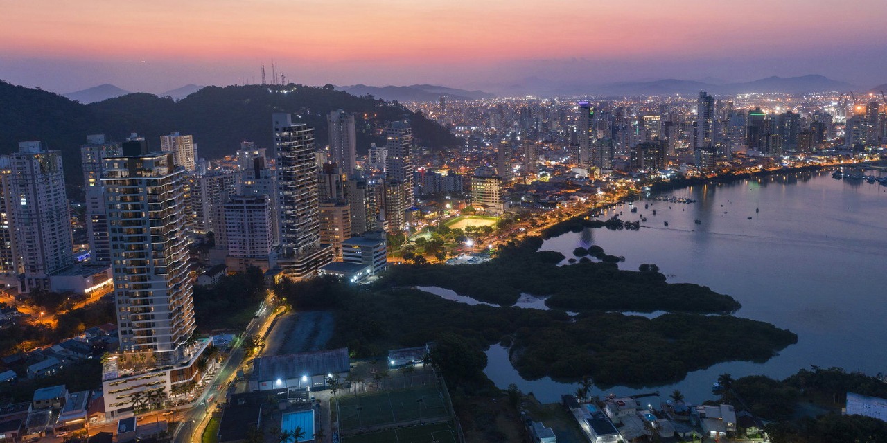 Apartamento à venda no Fazenda: Vista aérea ao entardecer com o Saco da Fazenda e a cidade (imagem ilustrativa)