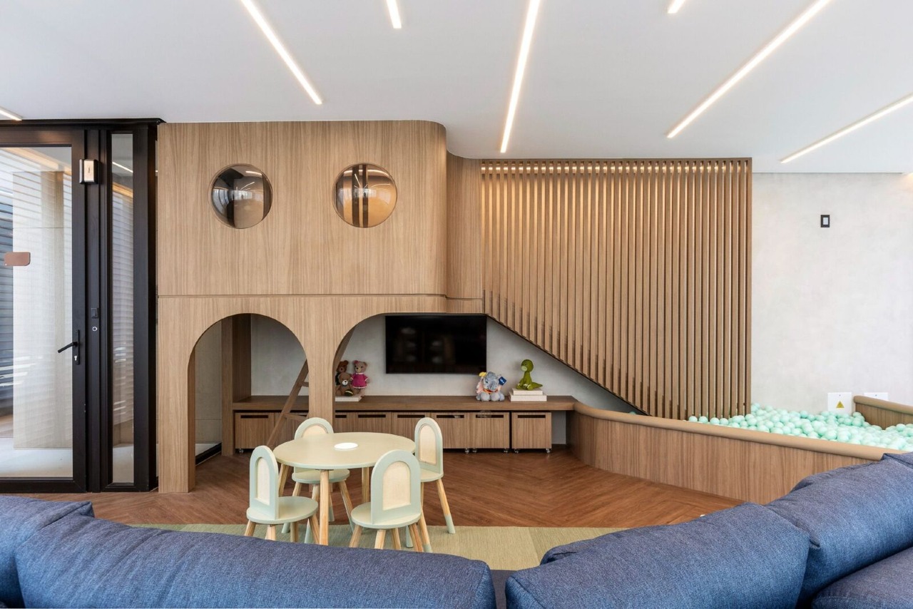 Apartamento à venda no Fazenda: Kids club com casinha de madeira e piscina de bolinhas