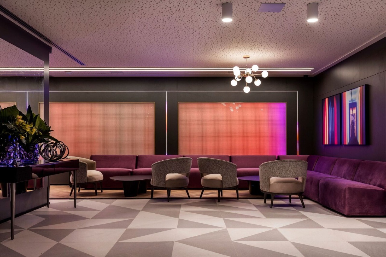 Apartamento à venda no Fazenda: Boate com sofás, poltronas e painéis de luz colorida