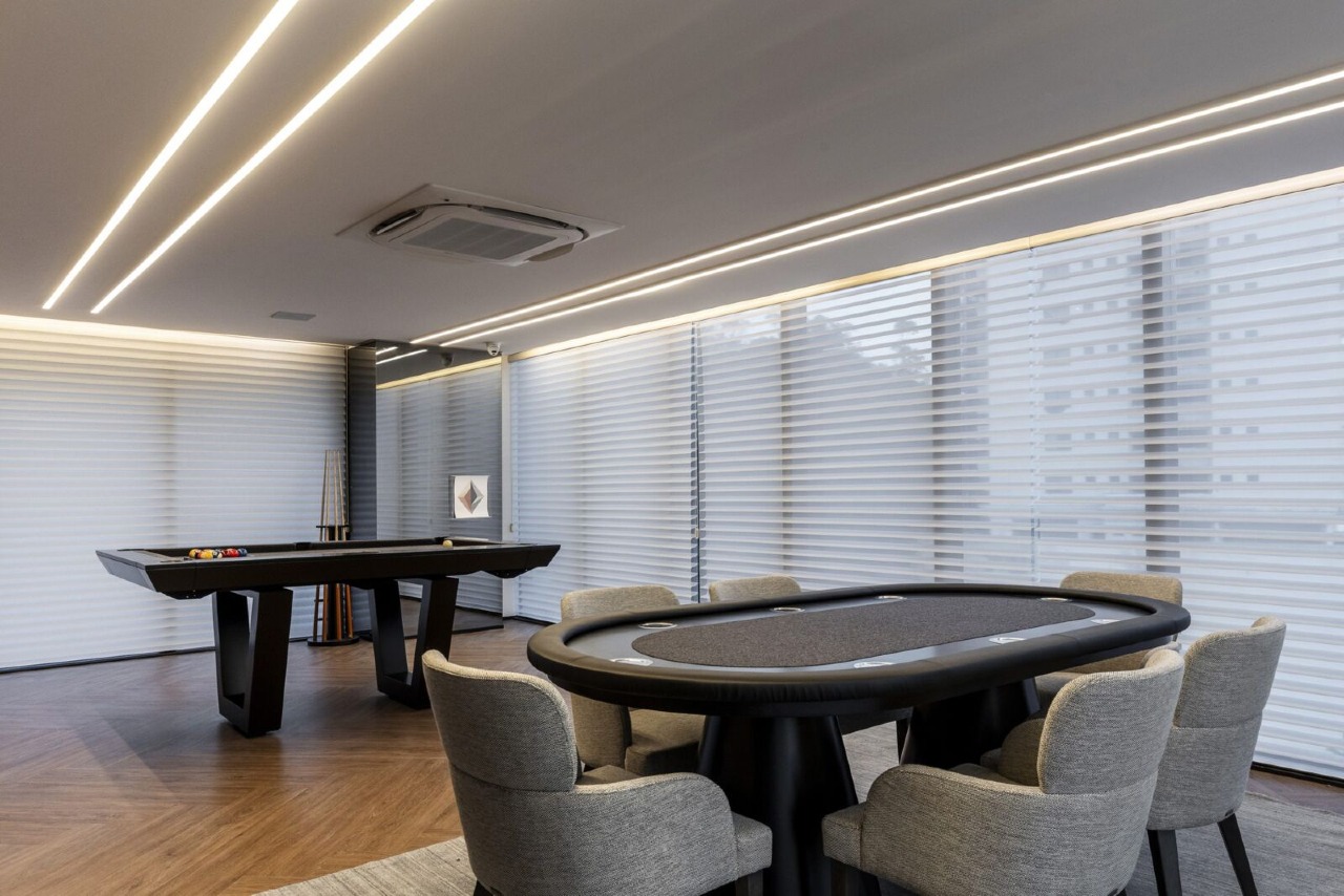 Apartamento à venda no Fazenda: Sala de jogos com mesa de bilhar e mesa de pôquer