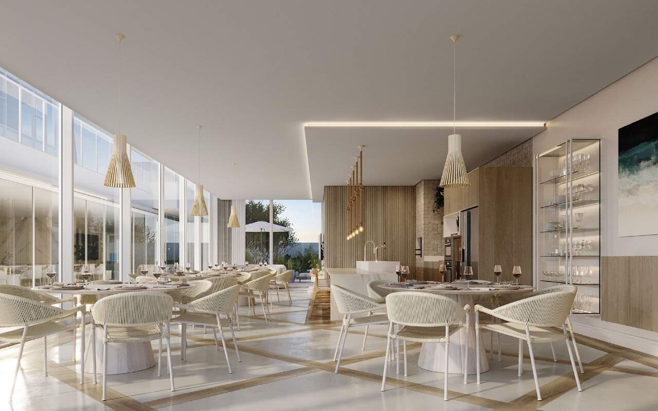 Apartamento diferenciado à venda no Centro: Quiosque do lazer com mesas de jantar e fachada de vidro (imagem ilustrativa)