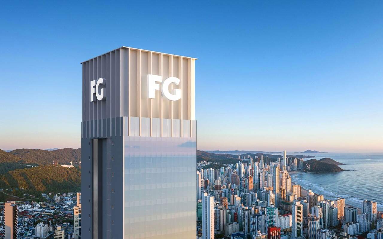 Apartamento diferenciado à venda no Centro: Topo da torre com o logo da FG e a orla de Balneário Camboriú ao fundo (imagem ilustrativa)
