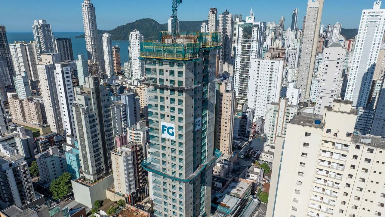 Apartamento diferenciado à venda no Centro: Obra do Iconic Tower em maio de 2026, com o mar ao fundo