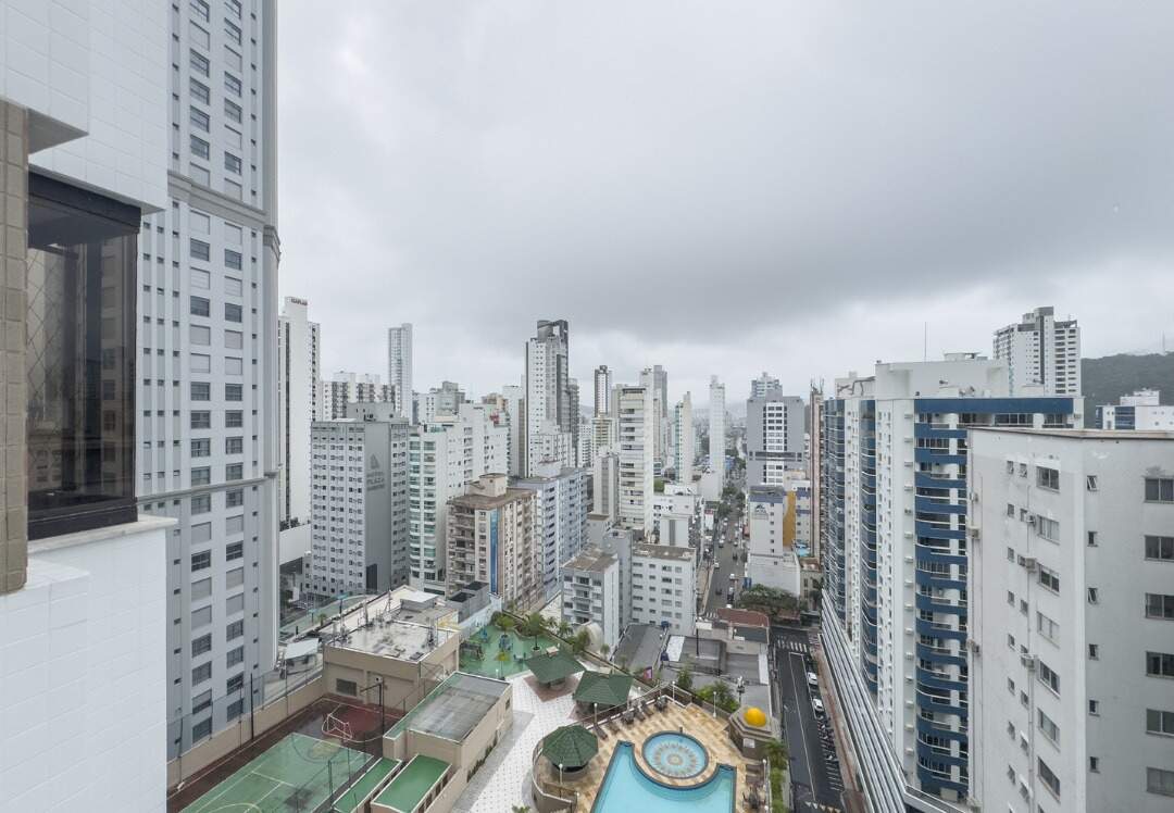 Apartamento à venda no Centro: Vista do alto para a piscina e o terraço de lazer do Atlântico Shopping Residencial