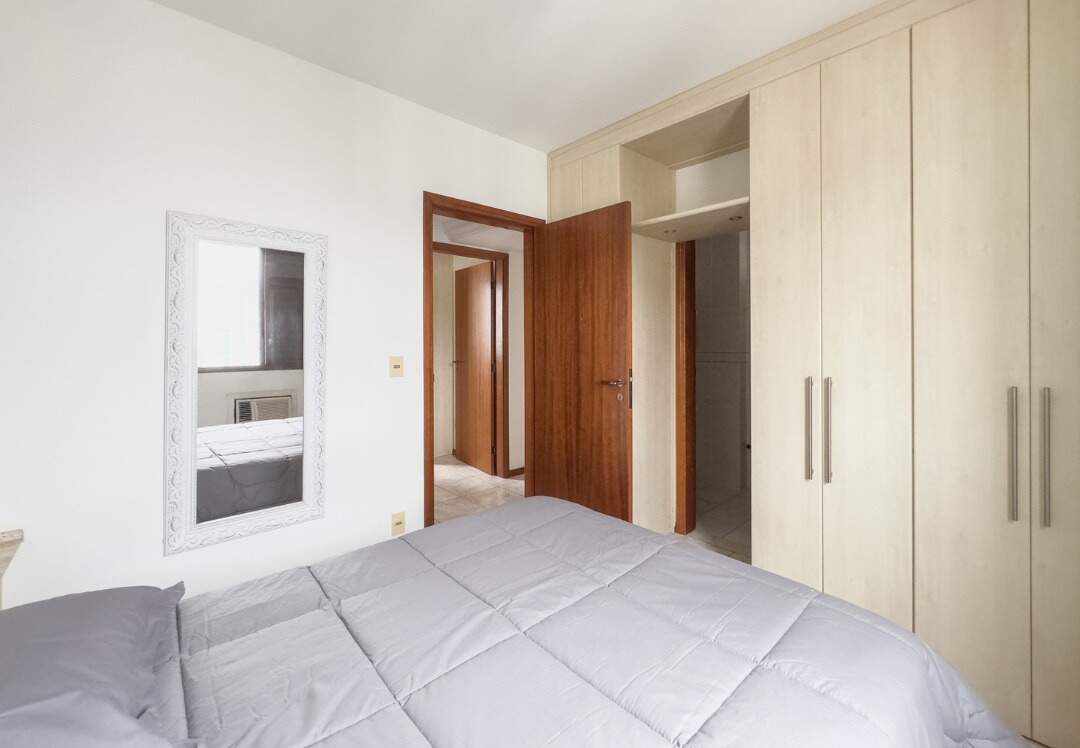 Apartamento à venda no Centro: Suíte com cama de casal e armários embutidos