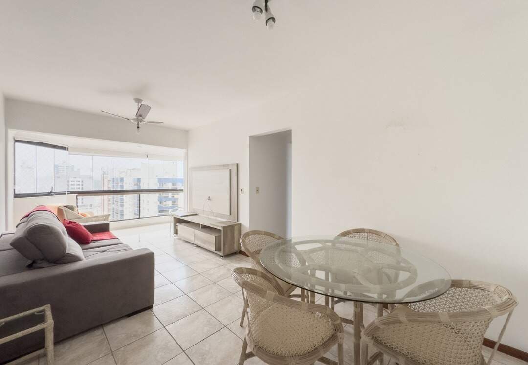 Apartamento à venda no Centro: Living e mesa de jantar redonda, com a sacada ao fundo