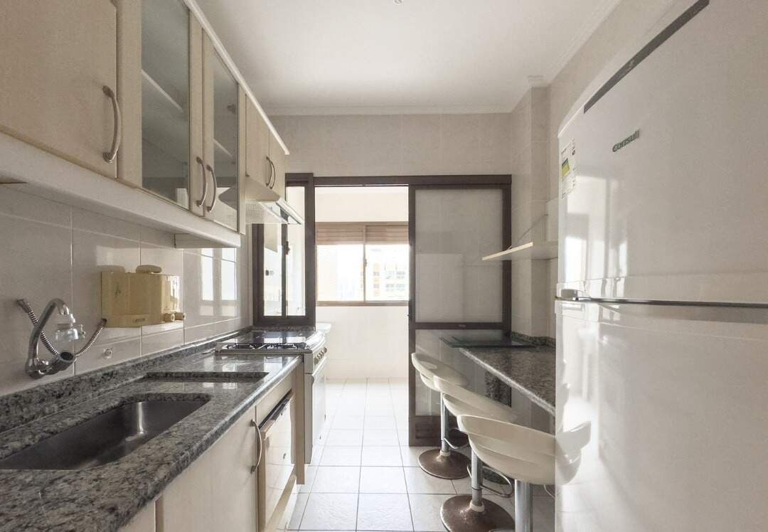 Apartamento à venda no Centro: Cozinha com pia de granito e acesso à área de serviço