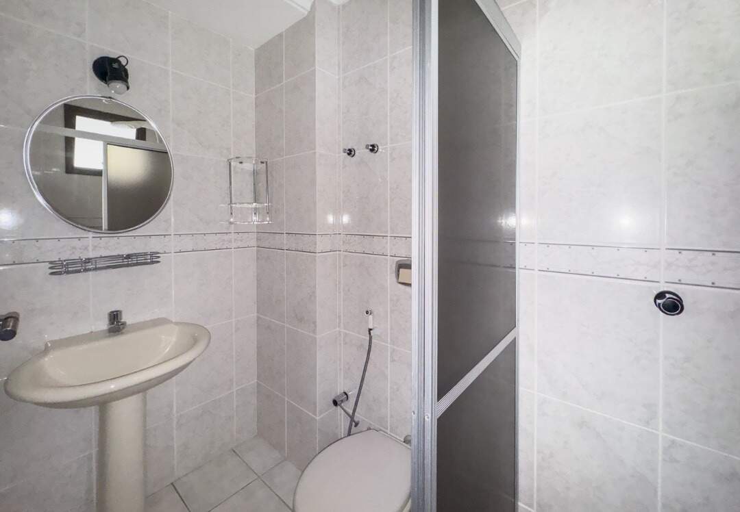 Apartamento à venda no Centro: Banheiro com box e revestimento cerâmico