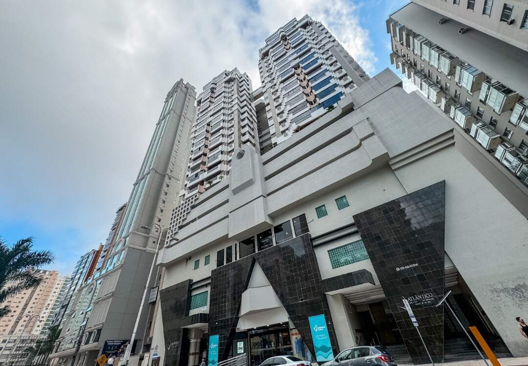 Apartamento à venda no Centro: Fachada do Atlântico Shopping Residencial, com as torres sobre o shopping, na Avenida Brasil