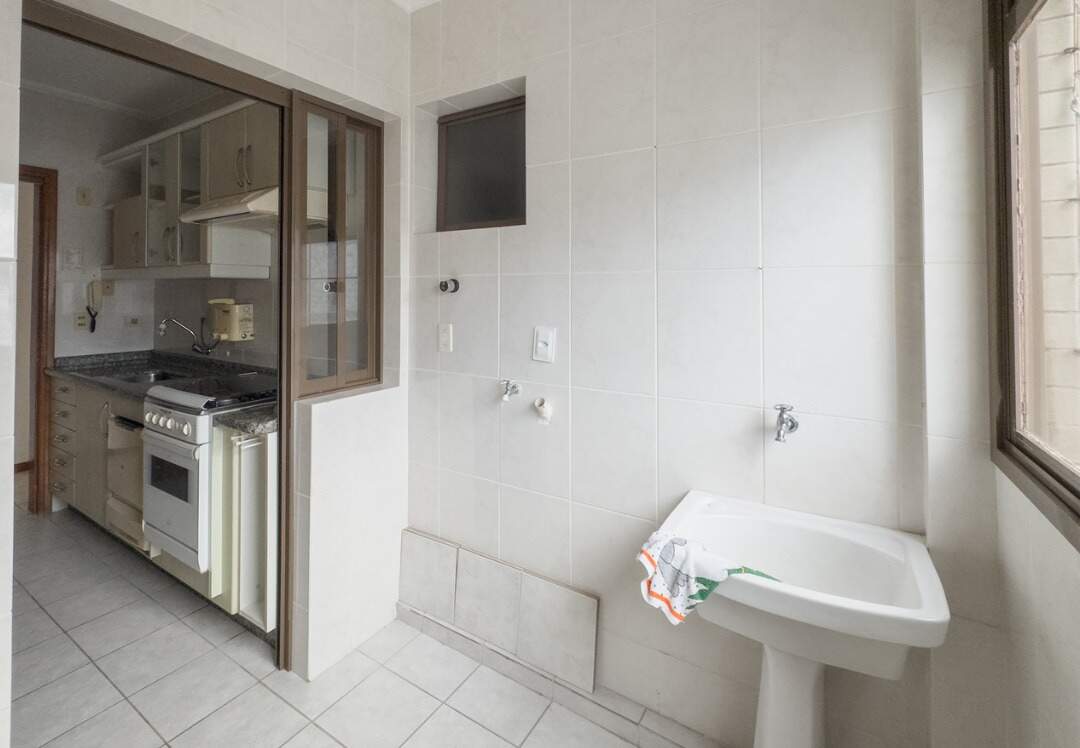 Apartamento à venda no Centro: Área de serviço com tanque, separada da cozinha por porta de vidro