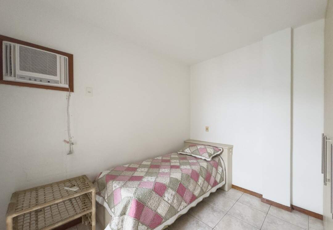 Apartamento à venda no Centro: Dormitório com cama de solteiro e ar-condicionado