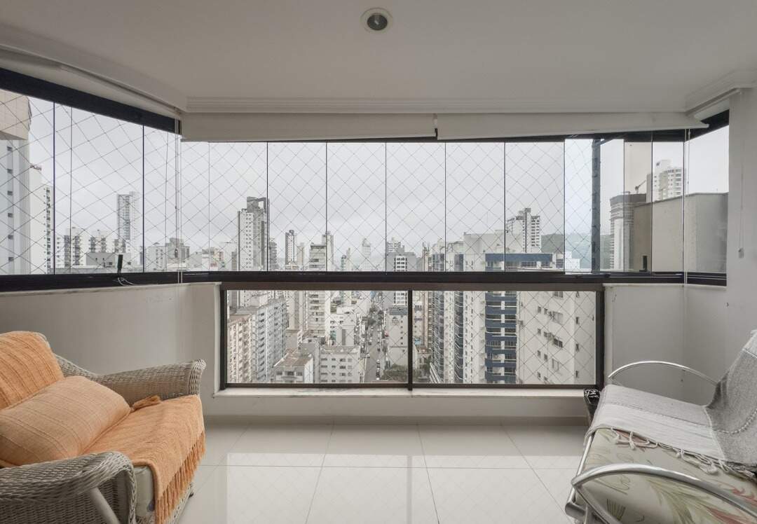 Apartamento à venda no Centro: Sacada envidraçada ao longo do living, com vista para os prédios do Centro de Balneário Camboriú