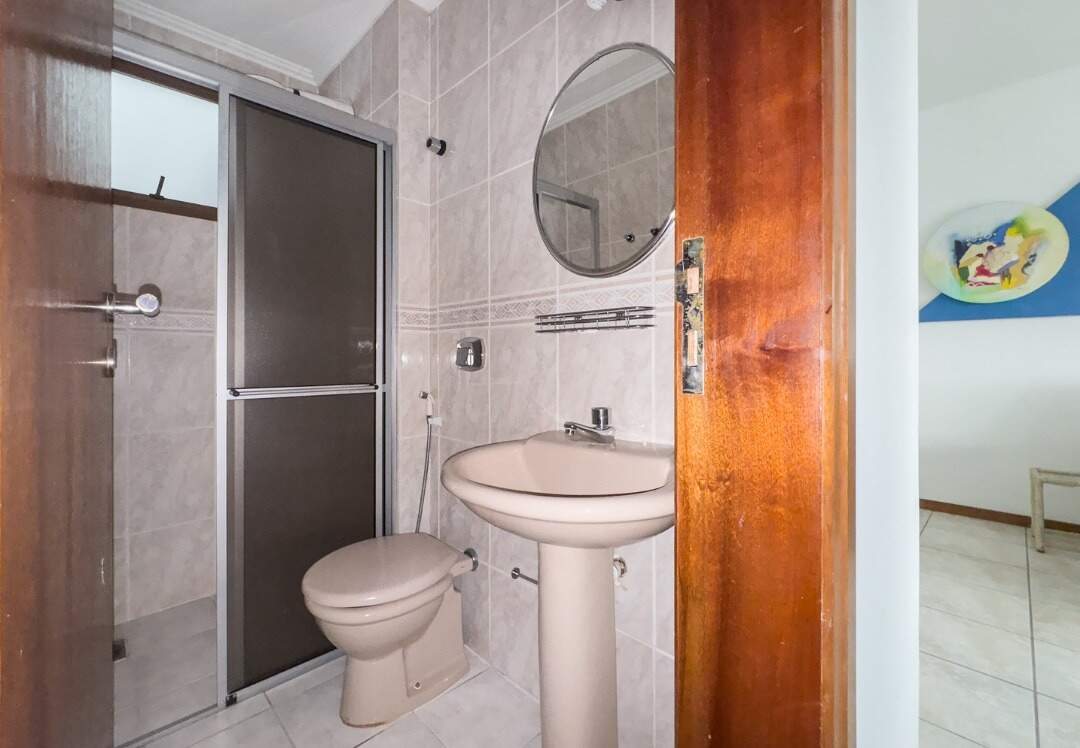 Apartamento à venda no Centro: Banheiro social com box e pia de coluna