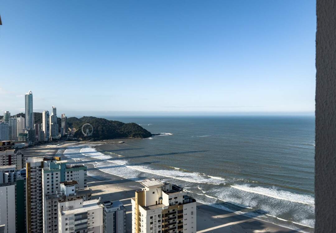 Apartamento à venda no Centro: Vista do apartamento para o mar e a orla, em andar alto