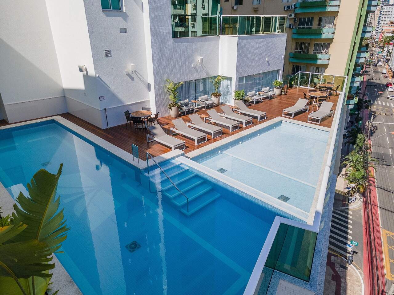 Apartamento à venda no Centro: Piscina com deck e espreguiçadeiras do Eleganza Tower