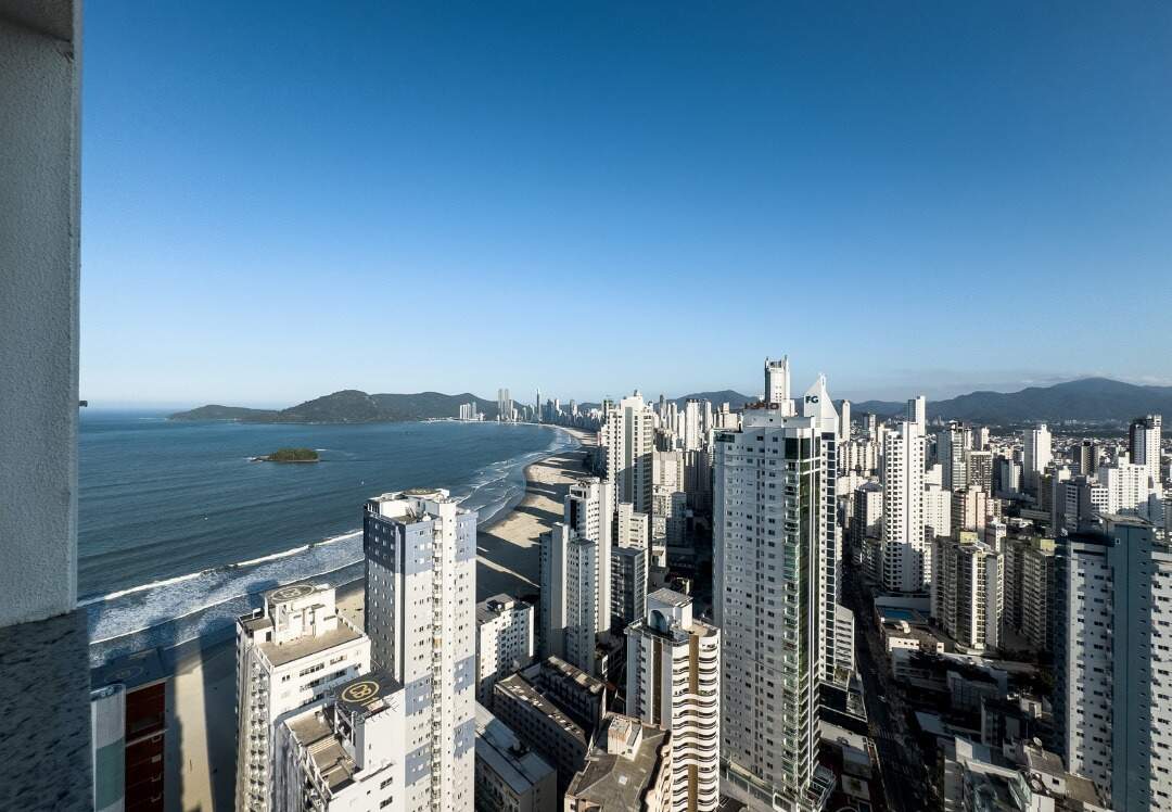 Apartamento à venda no Centro: Vista do apartamento para o mar e a Praia Central de Balneário Camboriú