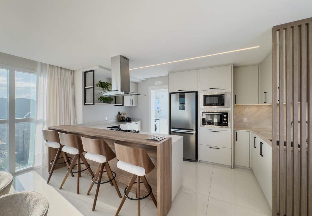 Apartamento à venda no Centro: Cozinha com ilha e banquetas, integrada ao jantar