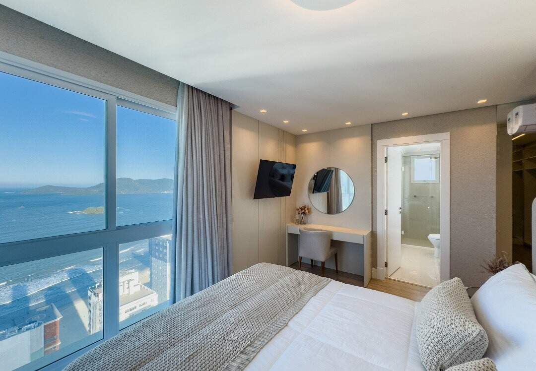 Apartamento à venda no Centro: Suíte master do Eleganza Tower com janelas de canto e vista para o mar de Balneário Camboriú