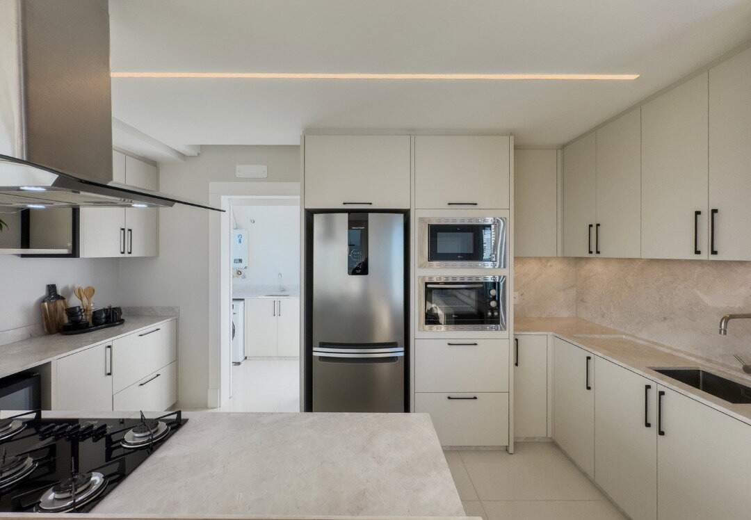 Apartamento à venda no Centro: Cozinha equipada com cooktop, forno, micro-ondas e geladeira