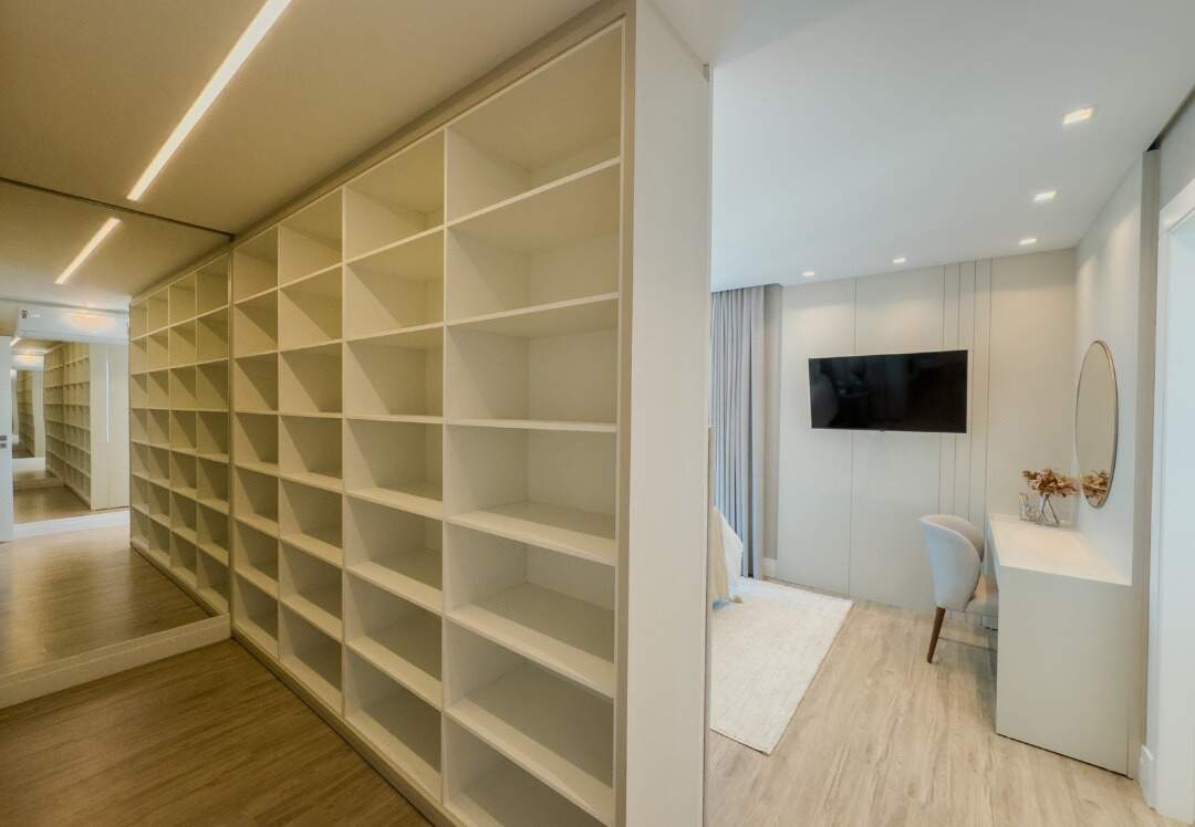 Apartamento à venda no Centro: Closet da suíte master com prateleiras abertas e parede espelhada