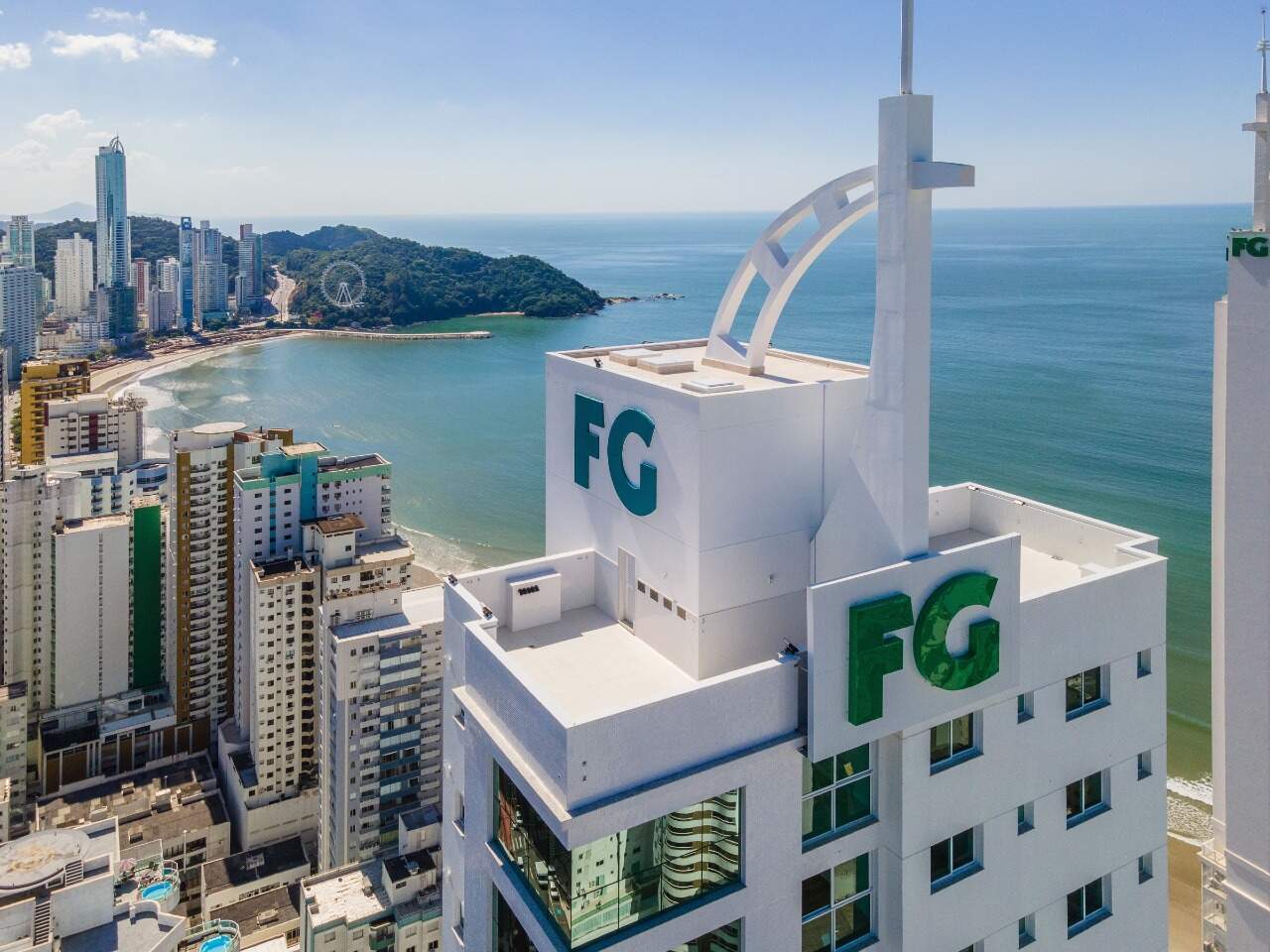 Apartamento à venda no Centro: Topo do Eleganza Tower visto do alto, com o mar de Balneário Camboriú ao fundo