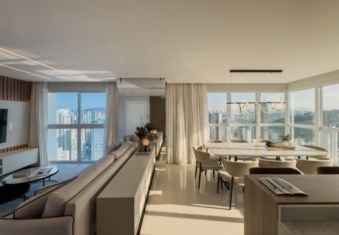 Apartamento à venda no Centro: Living e jantar integrados, com forro de iluminação embutida
