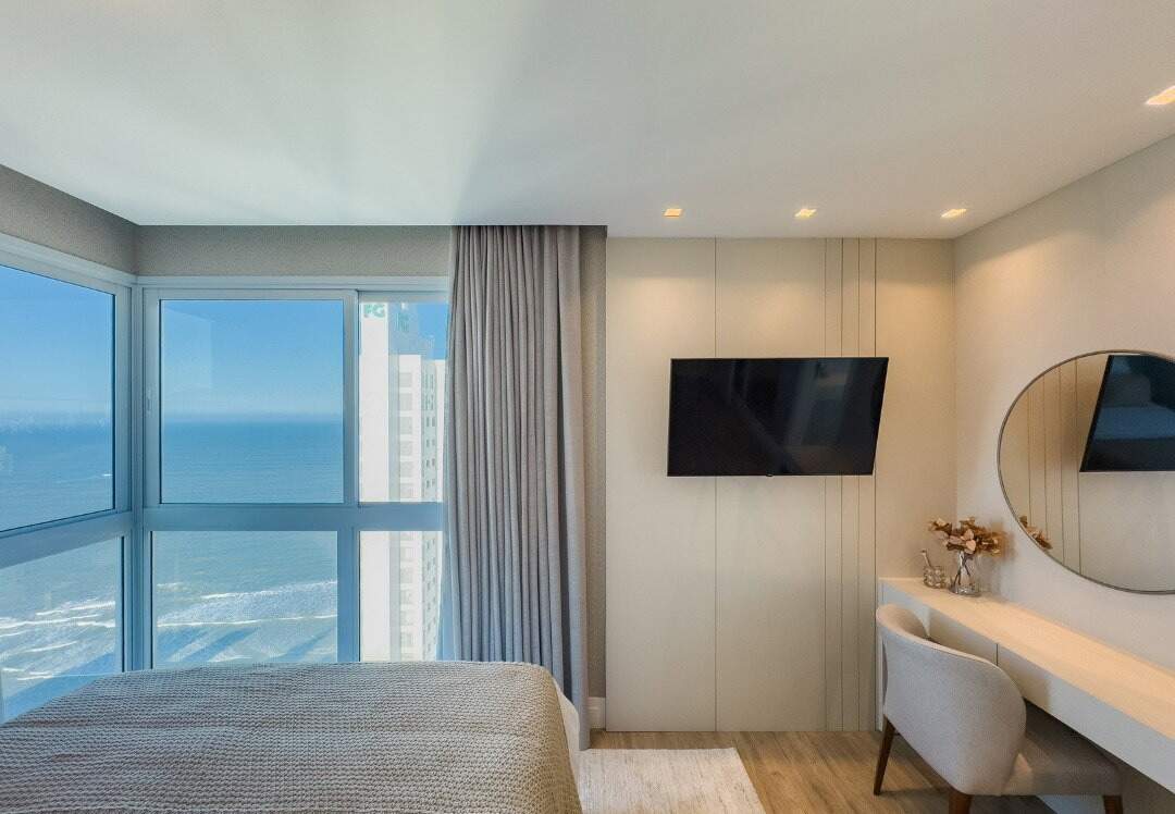 Apartamento à venda no Centro: Suíte master com penteadeira e janelas de canto voltadas para o mar
