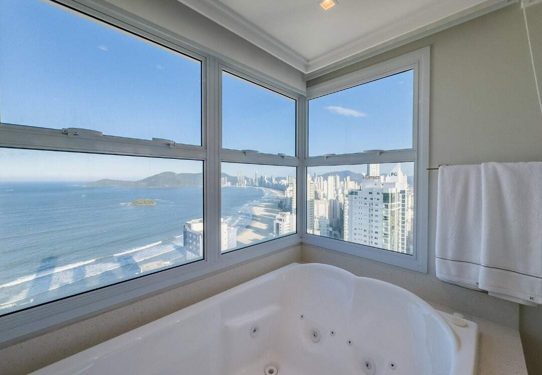 Apartamento à venda no Centro: Banheira de hidromassagem da suíte master com vista para o mar e a Praia Central