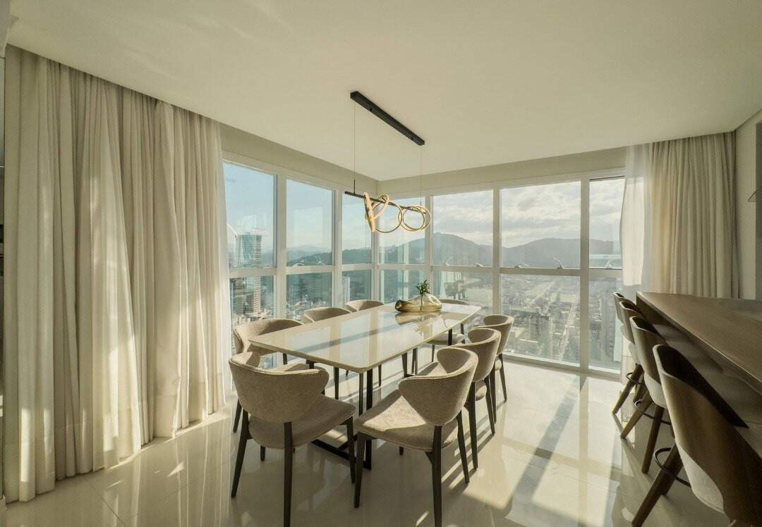 Apartamento à venda no Centro: Mesa de jantar junto às janelas de canto, com vista para os morros
