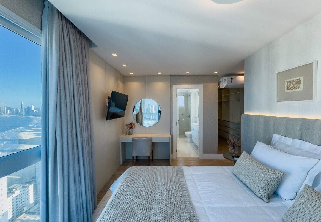 Apartamento à venda no Centro: Suíte master com passagem para o banheiro e o closet