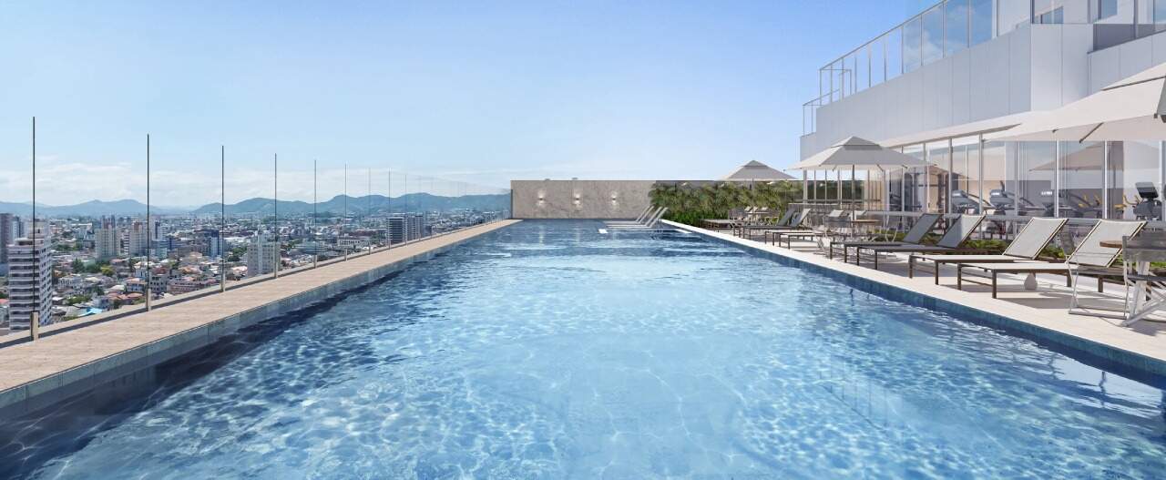 Apartamento à venda no Centro: Piscina do lazer com borda de vidro e espreguiçadeiras (imagem ilustrativa)