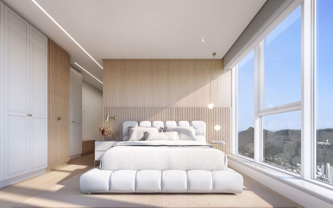 Apartamento à venda no Centro: Suíte do apartamento tipo, com painel ripado e janela ampla (imagem ilustrativa)