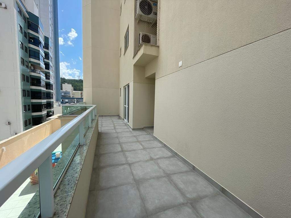 Apartamento à venda no Centro: Terraço com guarda-corpo de vidro