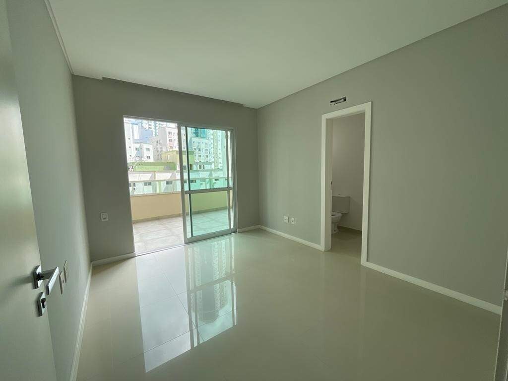 Apartamento à venda no Centro: Suíte com acesso à sacada