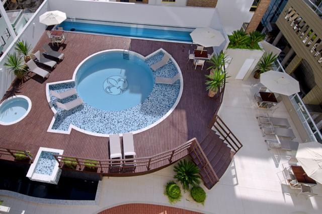 Apartamento à venda no Centro: Piscinas e deck do Lorena Cristina, no Centro de Balneário Camboriú