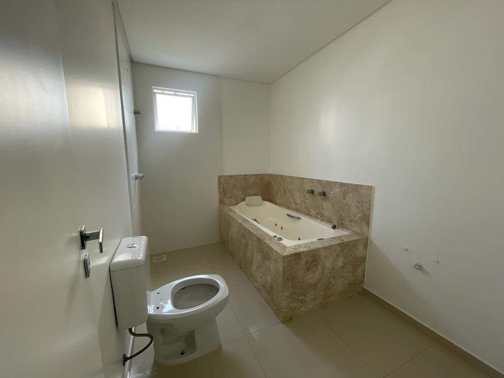 Apartamento à venda no Centro: Banheiro da suíte master, com banheira de hidromassagem