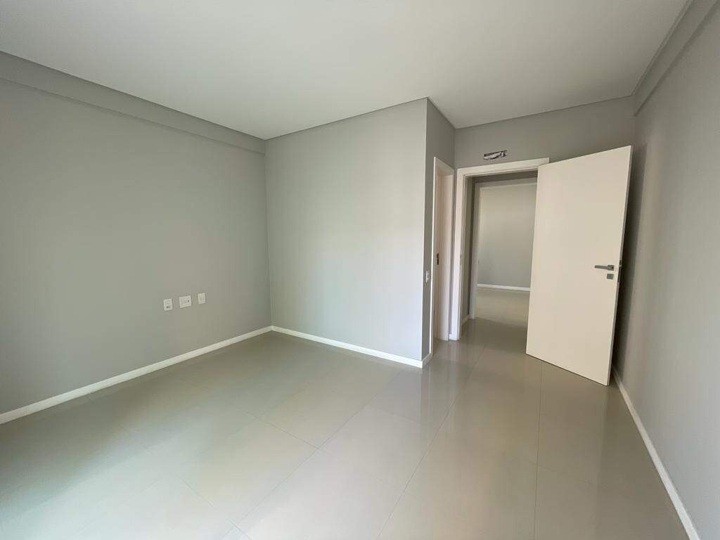 Apartamento à venda no Centro: Suíte com porcelanato