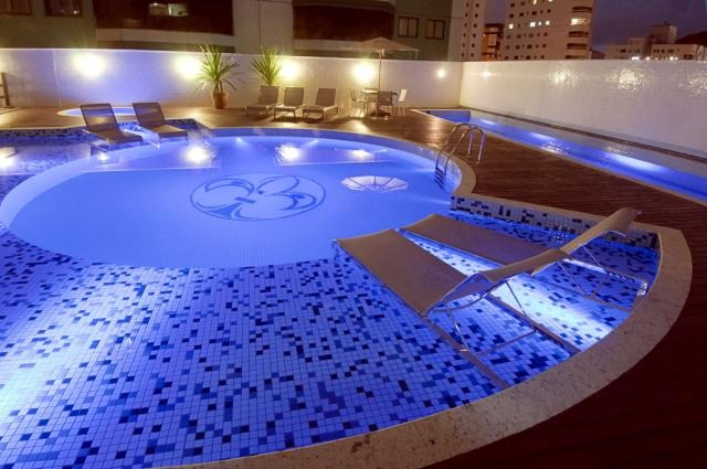 Apartamento à venda no Centro: Piscina adulto iluminada à noite