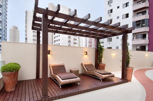Apartamento à venda no Centro: Solarium com pergolado e espreguiçadeiras