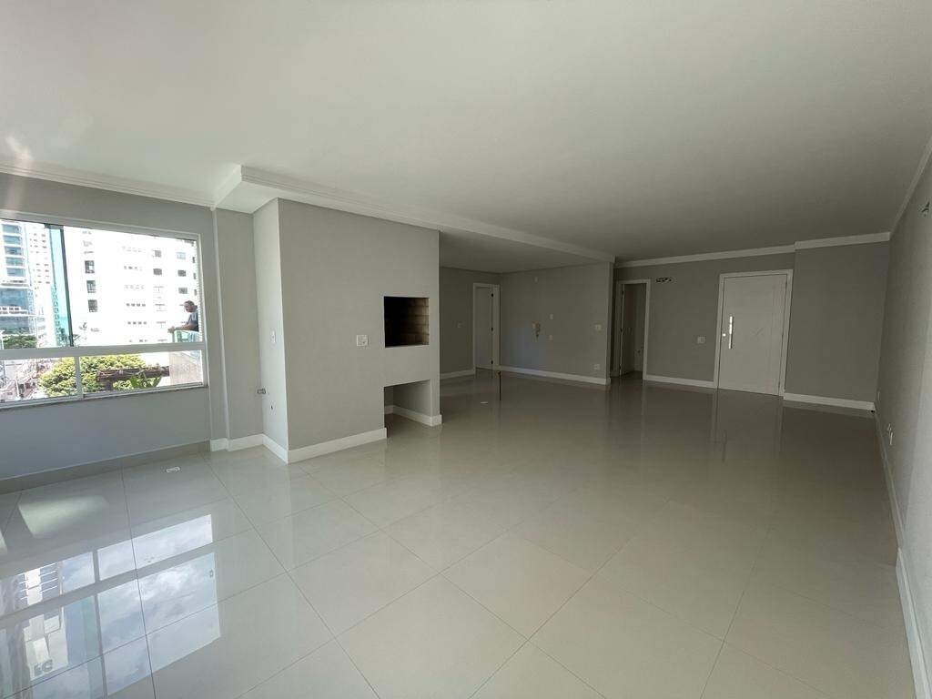 Apartamento à venda no Centro: Living integrado com churrasqueira