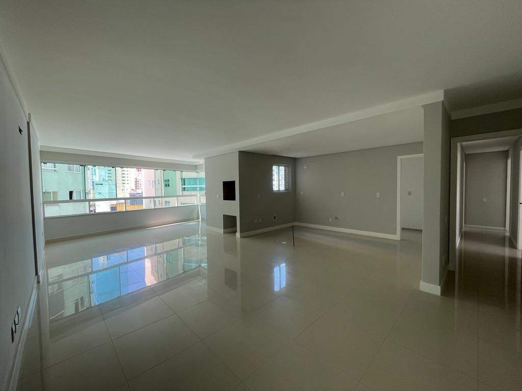 Apartamento à venda no Centro: Living amplo com porcelanato e janelas grandes
